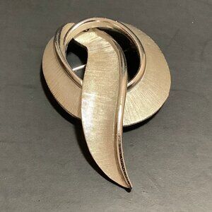 TRIFARI Brooch Silver & Brushed Silver VINTAGE Round With Ribbon Signed EUC!!